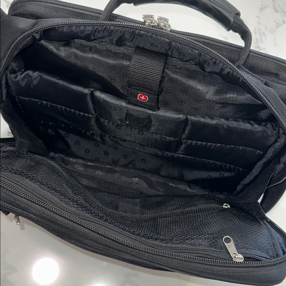 SWISS GEAR WENGER BUSINESS LAPTOP MESSENGER BAG NUMEROUS COMPARTMENTS 4 STORAGE
